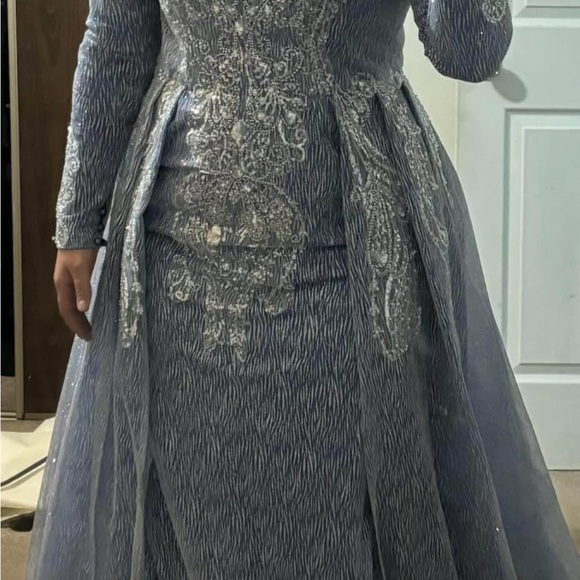 Elegant Blue Dress with Silver Embellishments - Picture 5 of 6